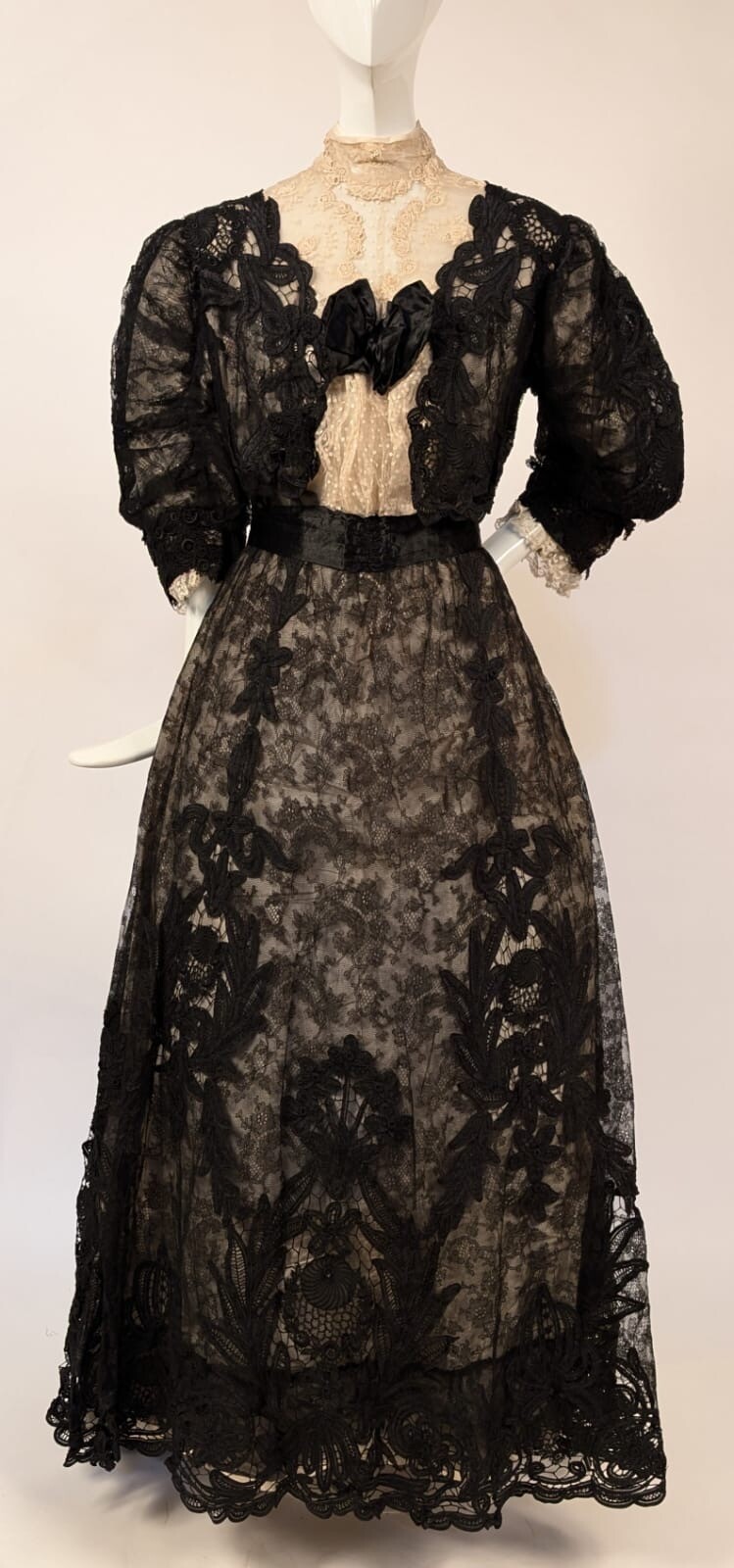 VICTORIAN 1890’S FLORAL CHANTILLY LACE DRESS W APPLIQUE WORK + PUFF SLEEVES