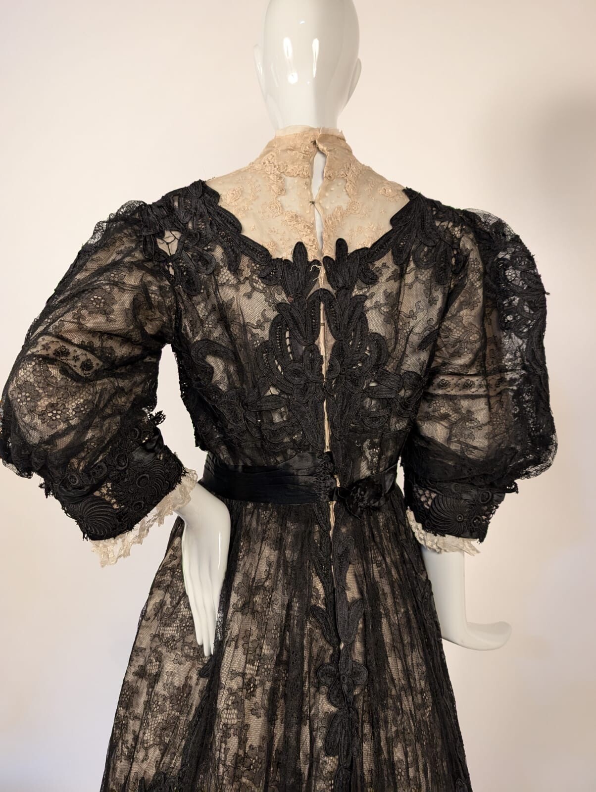 VICTORIAN 1890’S FLORAL CHANTILLY LACE DRESS W APPLIQUE WORK + PUFF SLEEVES