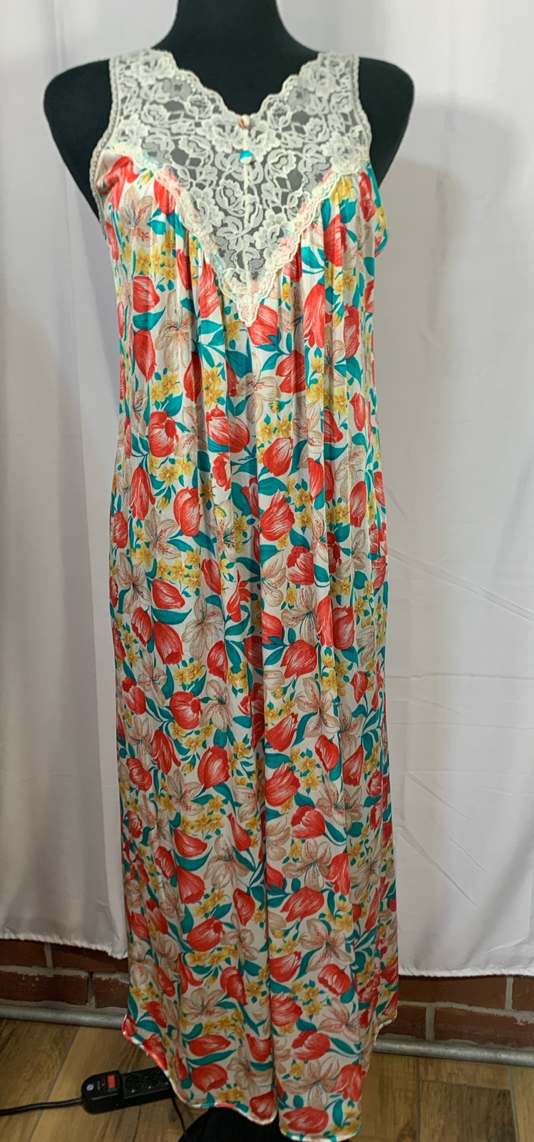 Vintage Vassarette Floral Tulip Long Sleeveless Nylon Lace Nightgown Size Small