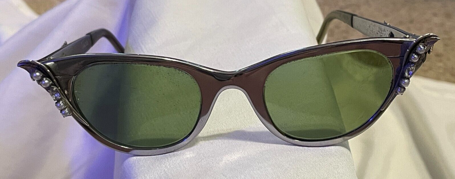 Vintage Tura 3-D Rhinestone Pearl Cat Eye Sunglasses w/ Green Lenses Glasses