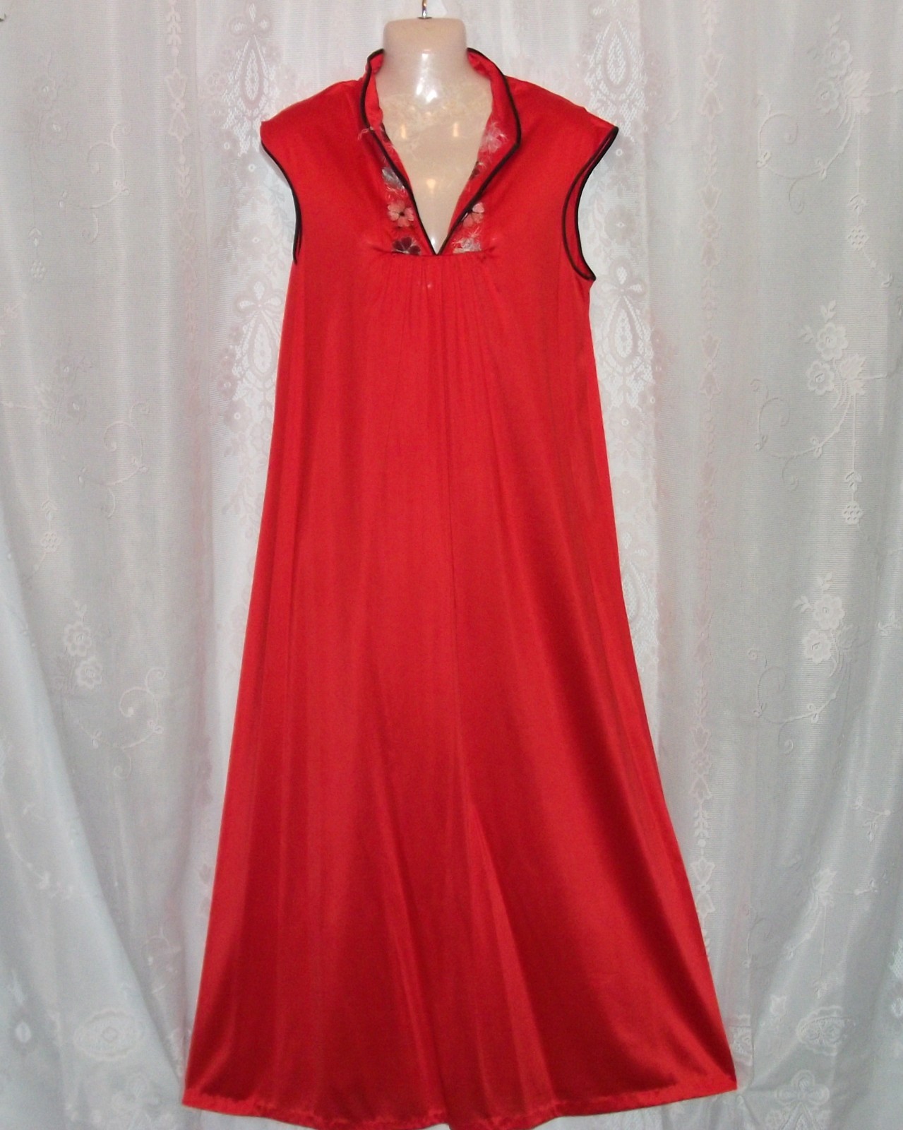 Lg.Embroidered,Asian style,Vintage,long nightgown,candy apple red,60’s-70’s