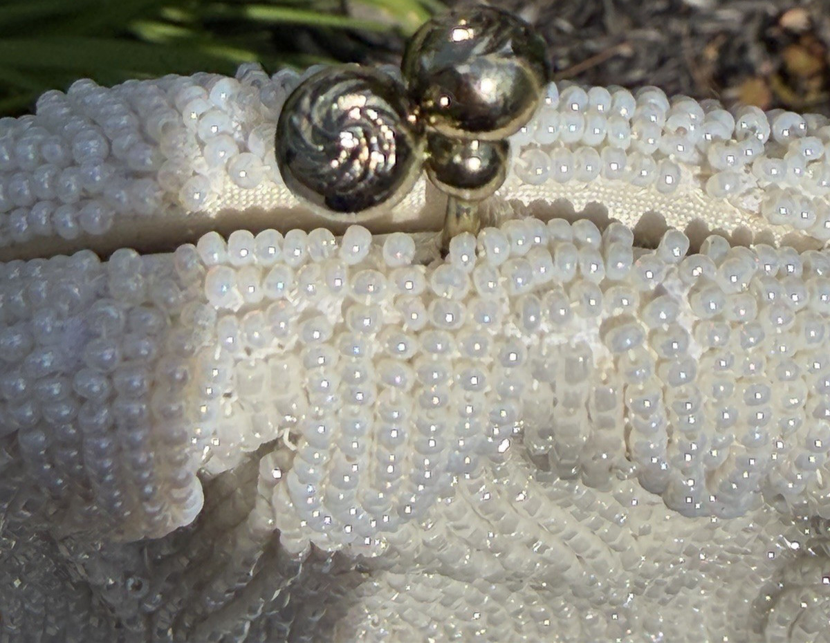VTG 1950’S Richere Bag By Walborg White Swirl Beaded Kisslock Clamshell 5″ Drop
