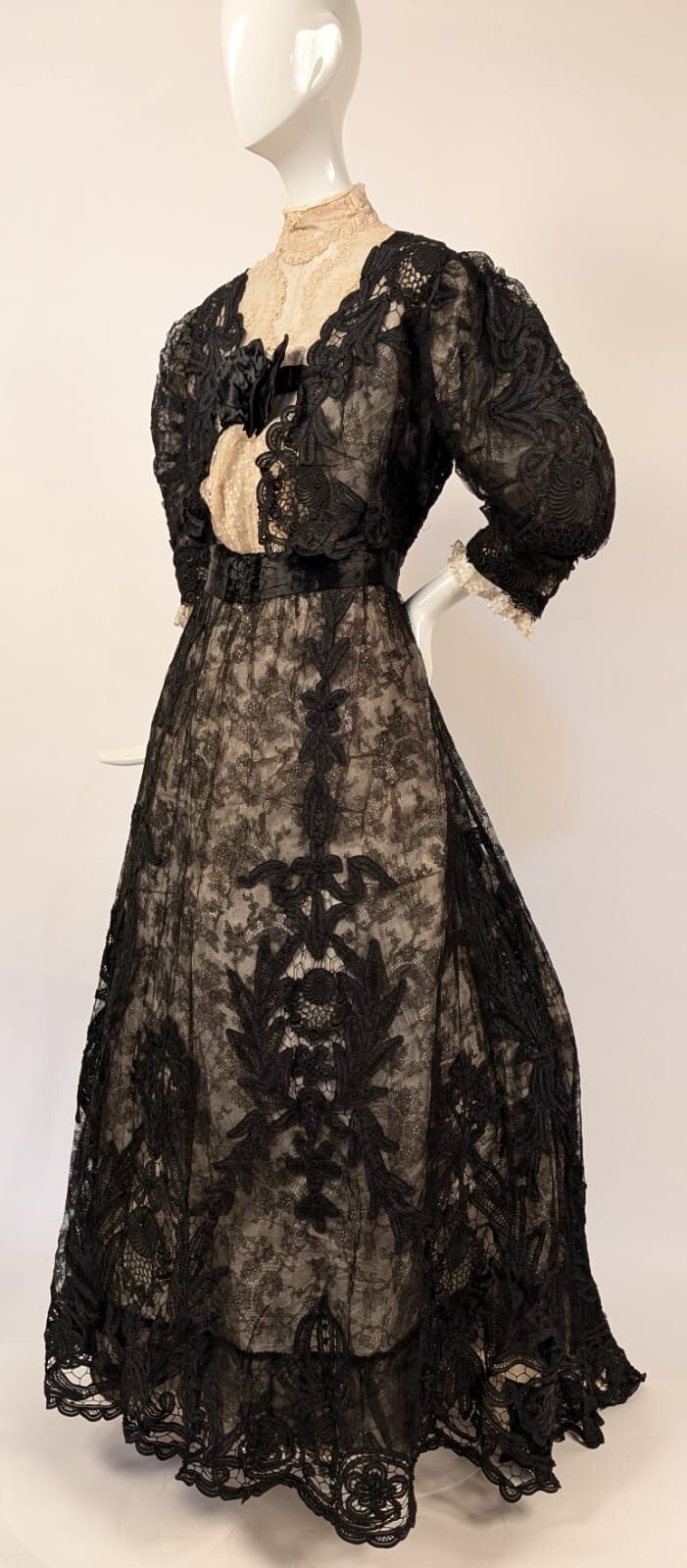 VICTORIAN 1890’S FLORAL CHANTILLY LACE DRESS W APPLIQUE WORK + PUFF SLEEVES