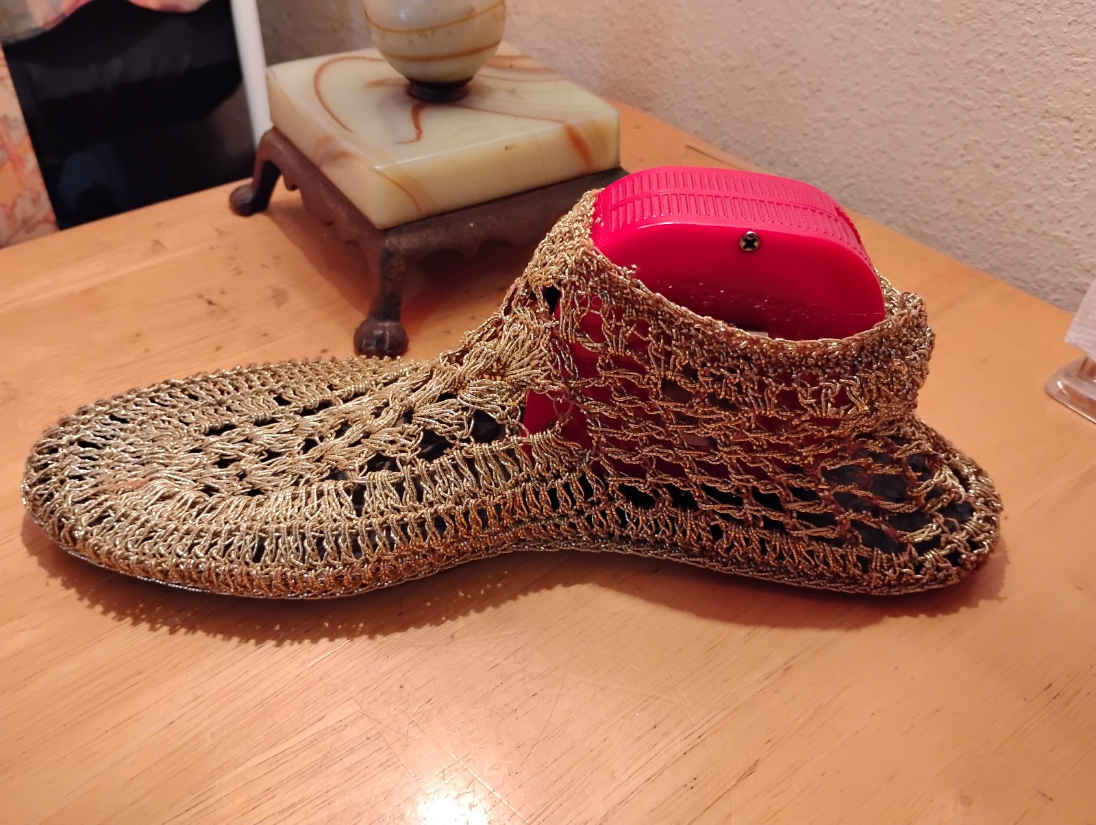 MESH SLIPPERS – GOLD METALLIC CROCHET – VINTAGE BERTLYN NY – SIZE 10-10½