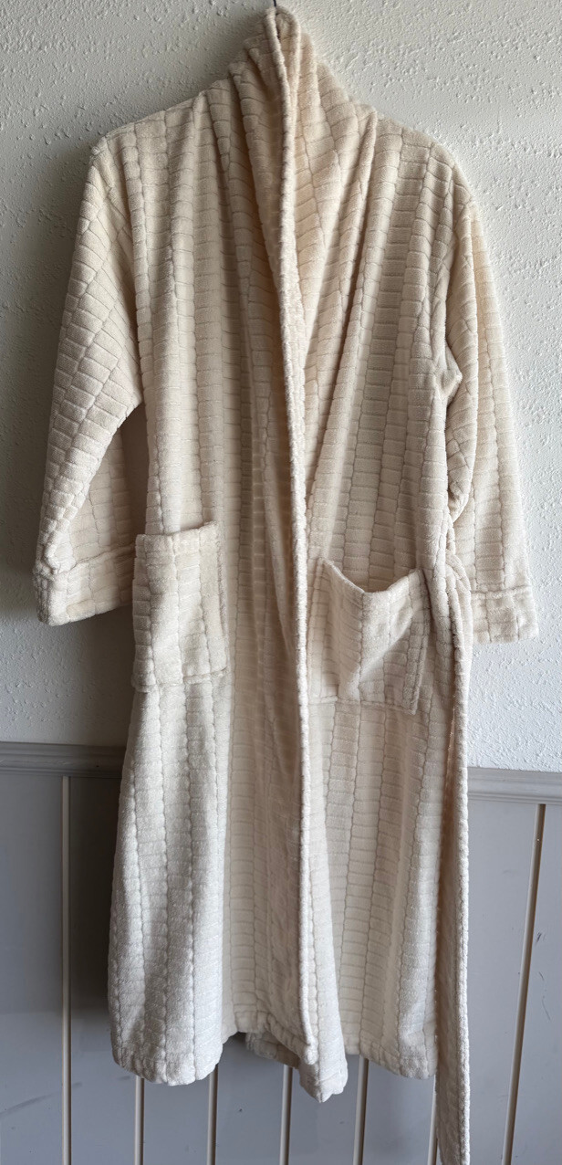 Vintage 2000s Saks Fifth Avenue Ivory Plush Polyster Textured Belted Robe Size M
