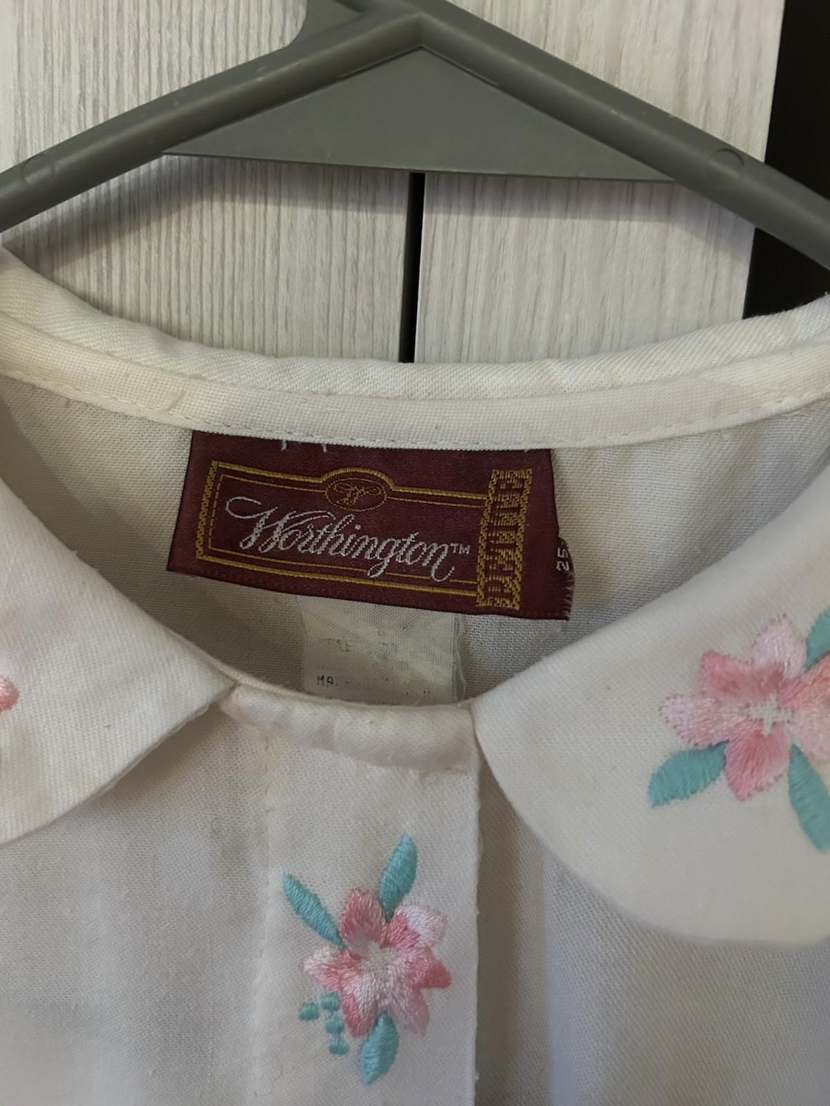 Vintage Late 80’s Pretty Blouse Worthington Petite Embroidered Peter Pan Collar