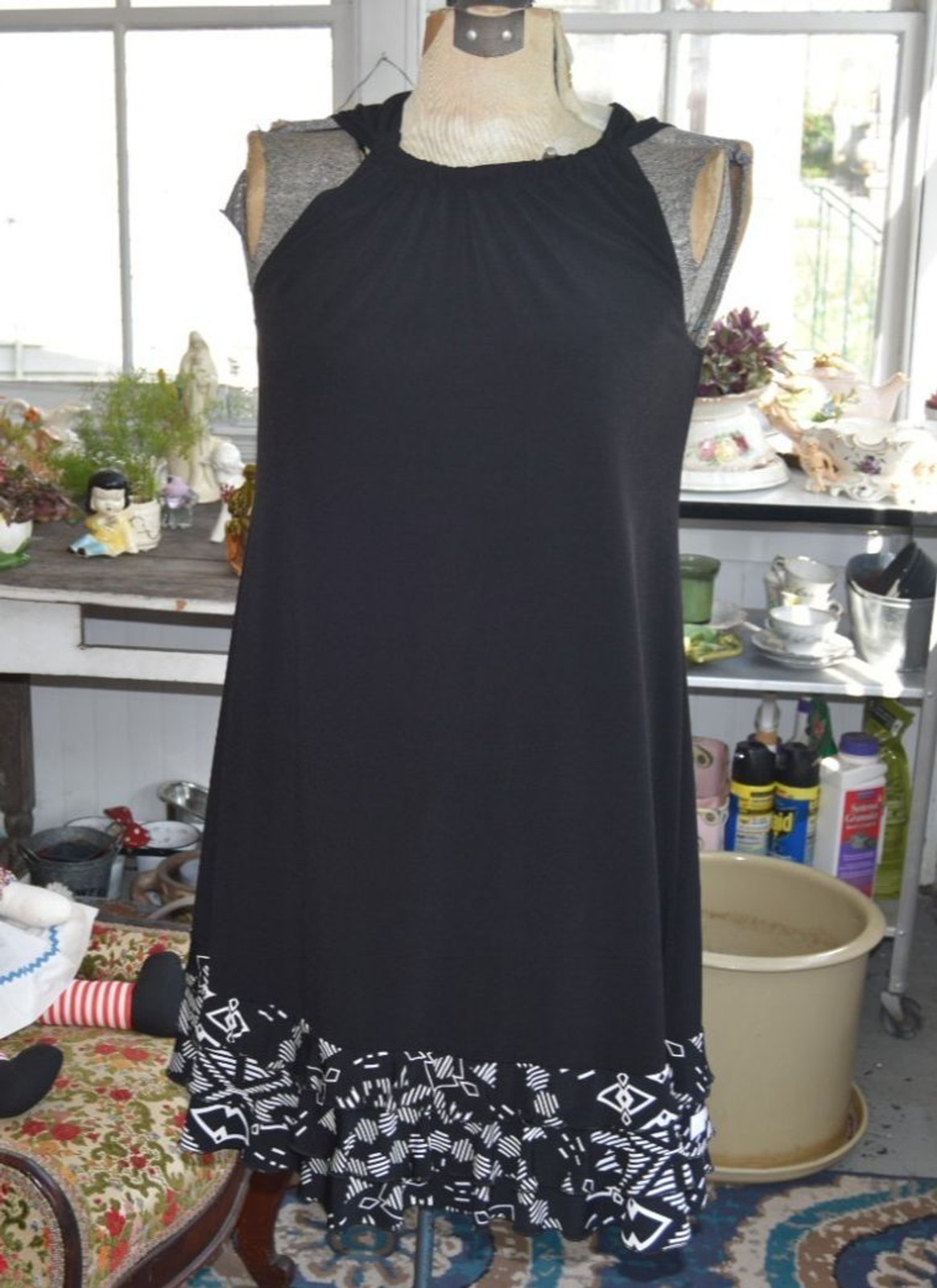 Vintage 80s JBS Ltd Sleeveless Shift Dress Ruffle Bottom Black White Medium