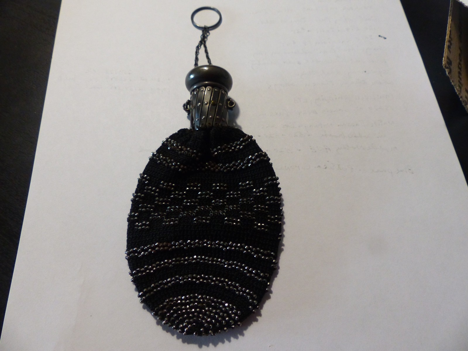 Vintage jug type flapper purse. This purse is in excellent condition.