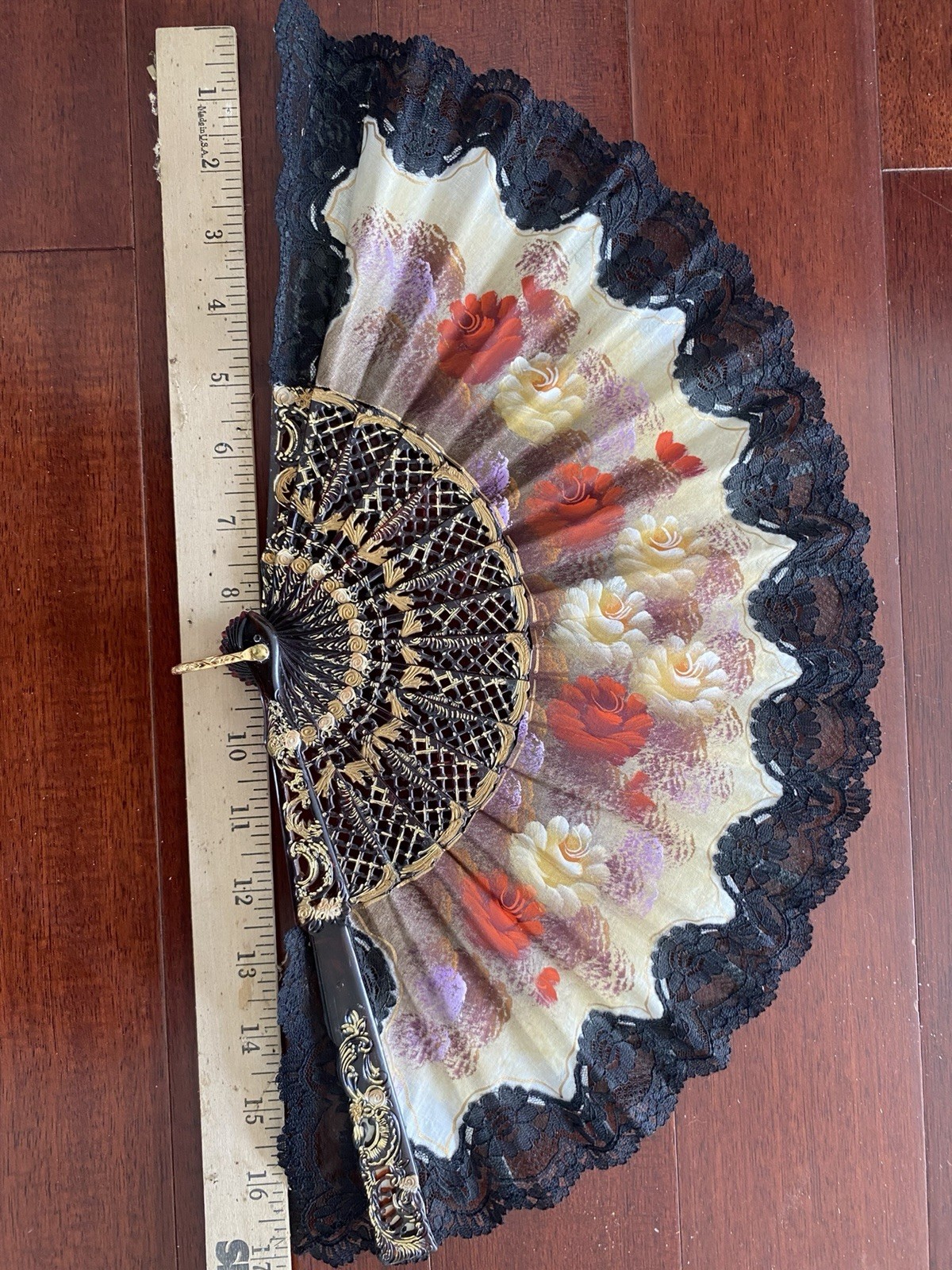 Vntg Spanish-Style Hand Fan w/Delicate Black Lace Edging &Intricate Gold Pattern