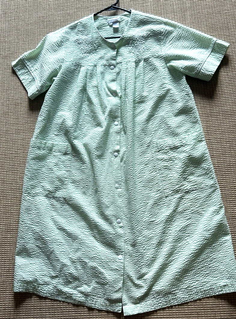 VTG Miss Elaine House Coat Robe Sz M Green Seersucker Snaps Pockets Embroidery