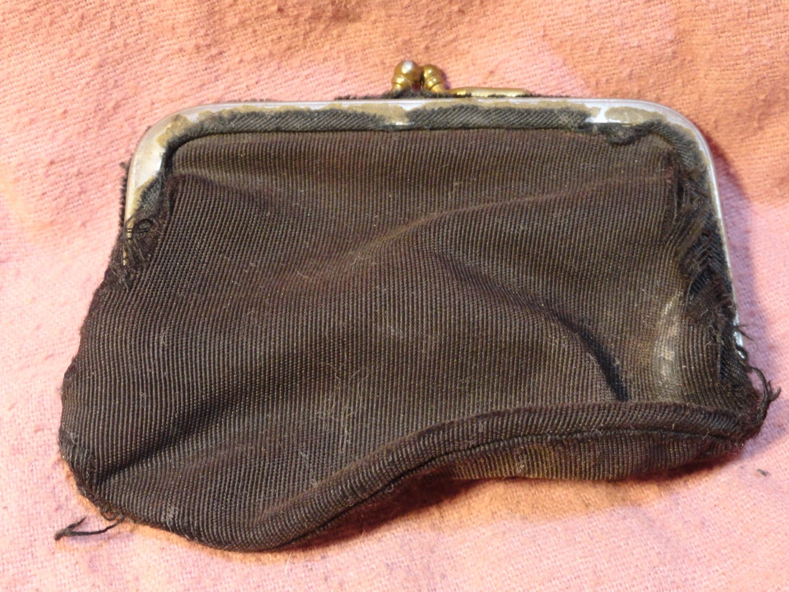 COIN PURSE VINTAGE UNIQUE CLOTH 3″ X 3 1/2″ METAL FRAME FAIR CONDITION FAST SHIP