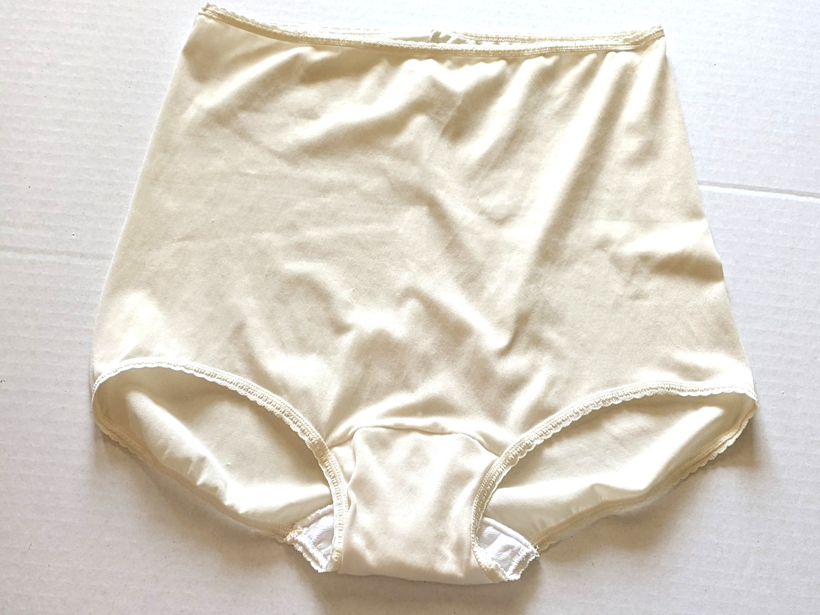 Bali Size 9 2633 Ivory Nylon High Waist Brief Wide Gusset