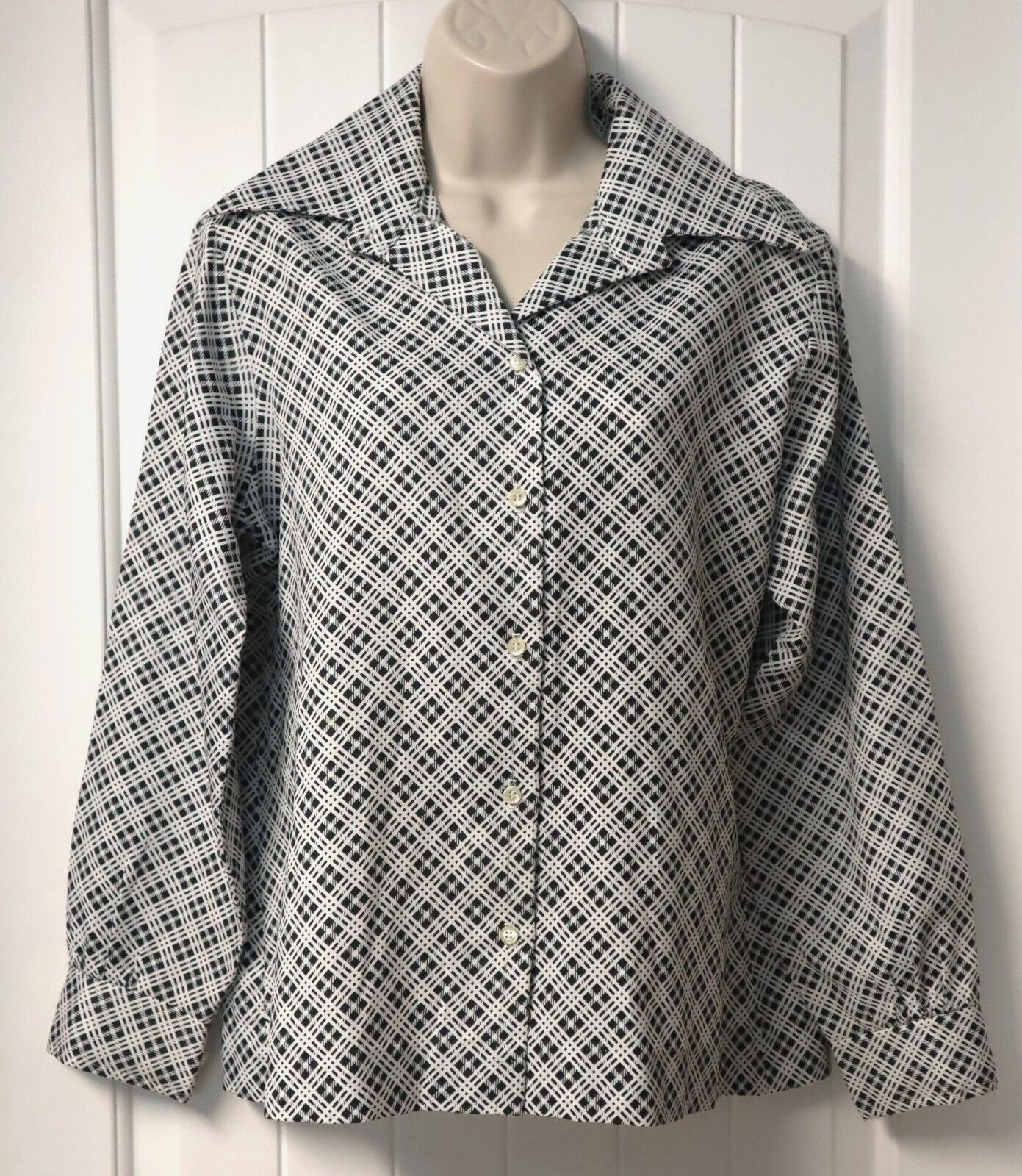 Vintage 1970s LAURA MAE long sleeve V neck black & white blouse size L (check me