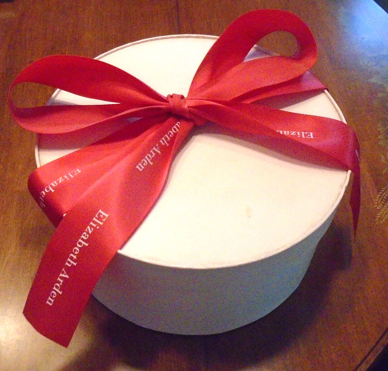 VINTAGE ELIZABETH ARDEN COLLECTIBLE HAT GIFT BOX WHITE w/ ATTACHED RED RIBBON 8″
