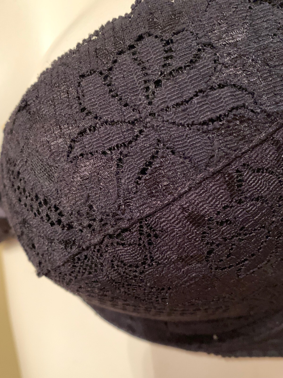 VINTAGE OLGA ~ BLACK LACE LIGHTLY PADDED PLUNGE UNDERWIRE BRA ~ SIZE 34C