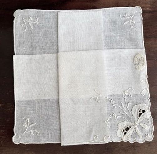 VINTAGE 1940s MADEIRA LINEN WHITE ON WHITE EMBROIDERED NEW W/ TAG FLORALS & BOW