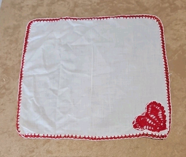 VINTAGE OLD WHITE LINEN HANKIE WITH RED CROCHET HEART IN ONE CORNER 10.5 x 11.25