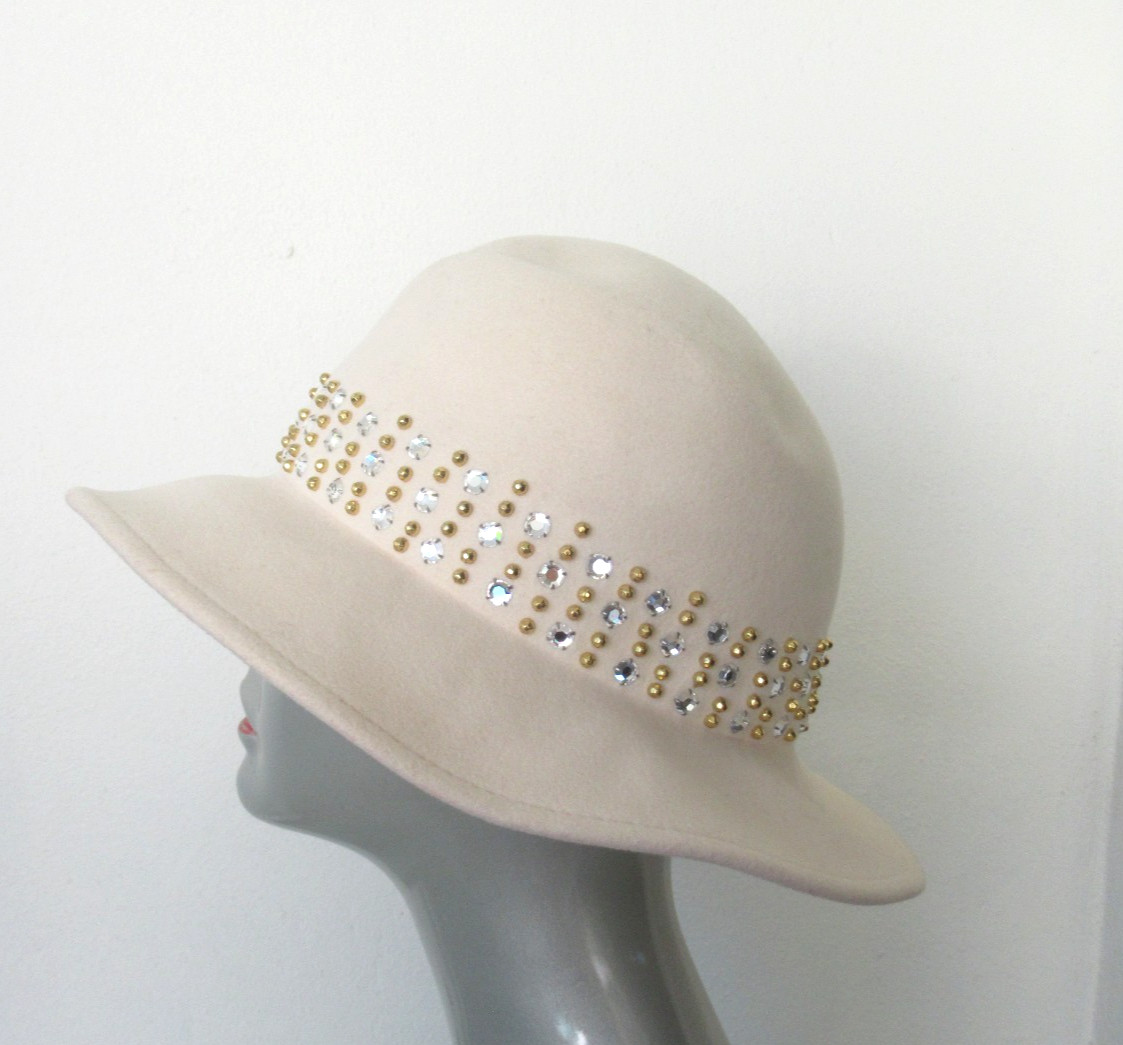 Vintage Adolfo II NY Paris Felt Studded Embellished Fedora Hat Ivory S/M 22″