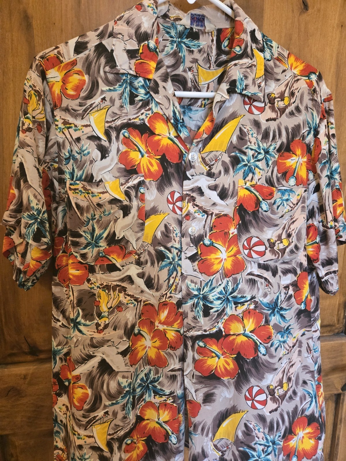 Awesome 50s Aloha shirt with iconic islands imagery. Vibrant colors!
