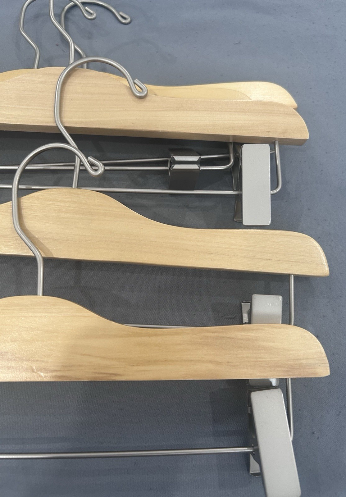 Título:55 Mainetti Wooden Clothes Hangers with Metal Hooks – Brand New Lot