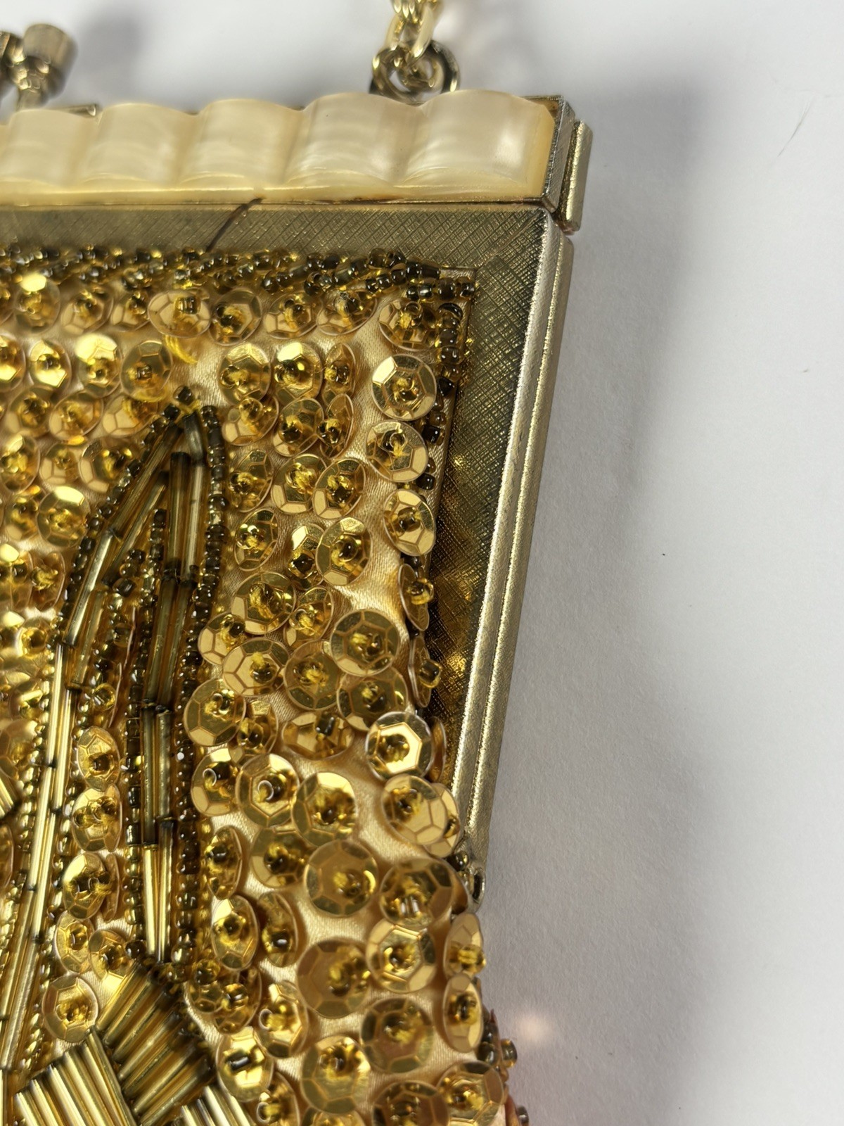 Vtg 50-60s Gold Beaded Evening Bag Lucite Trim Kiss Lock Chain Strap Clutch 7”