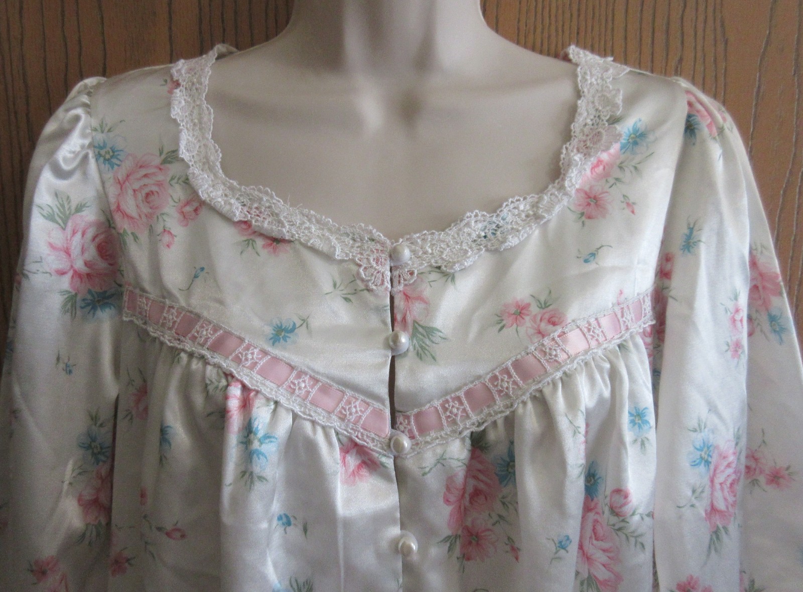 1980’s AMANDA STEWART 7″ RUFFLE brushed back WHITE FLORAL SATIN nightgown sz M