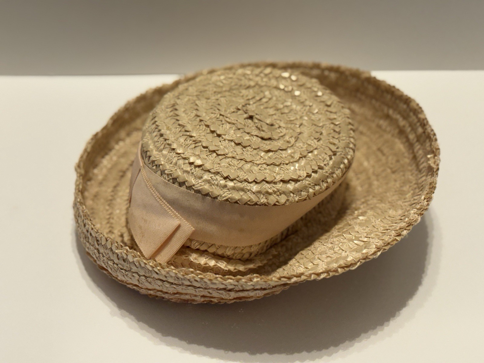 Ladies Pink/Peach Woven Straw Hat With Brim Vintage 1950s-60s Ribbon Accent