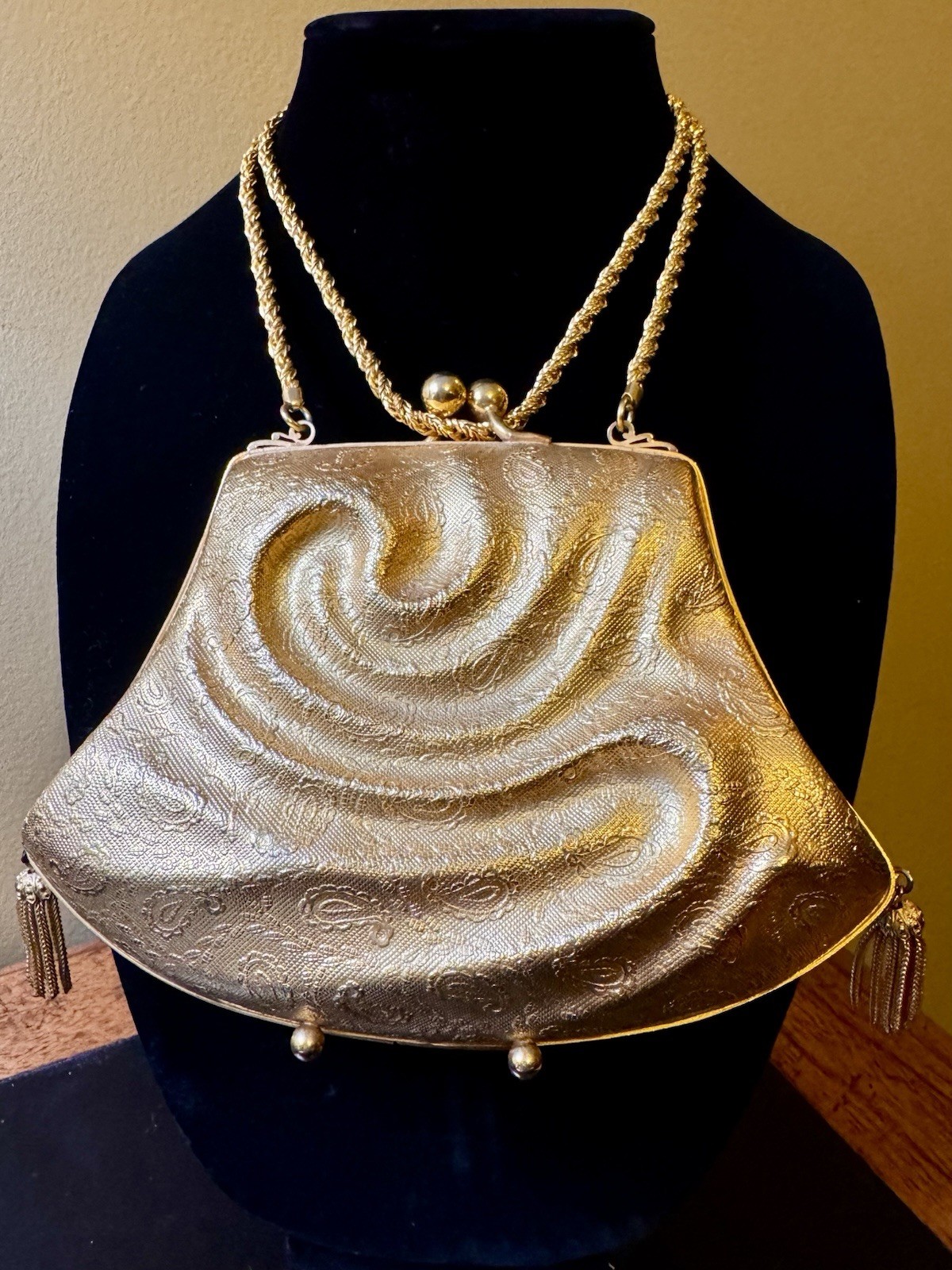 Vintage Neiman Marcus Italy Gold Hard Shell Evening Purse Kiss Lock Chain Bag