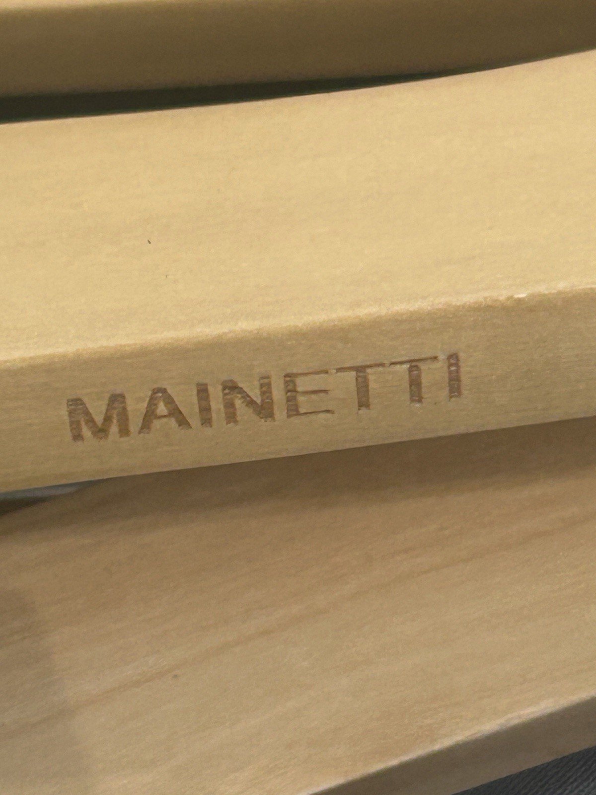 Título:55 Mainetti Wooden Clothes Hangers with Metal Hooks – Brand New Lot