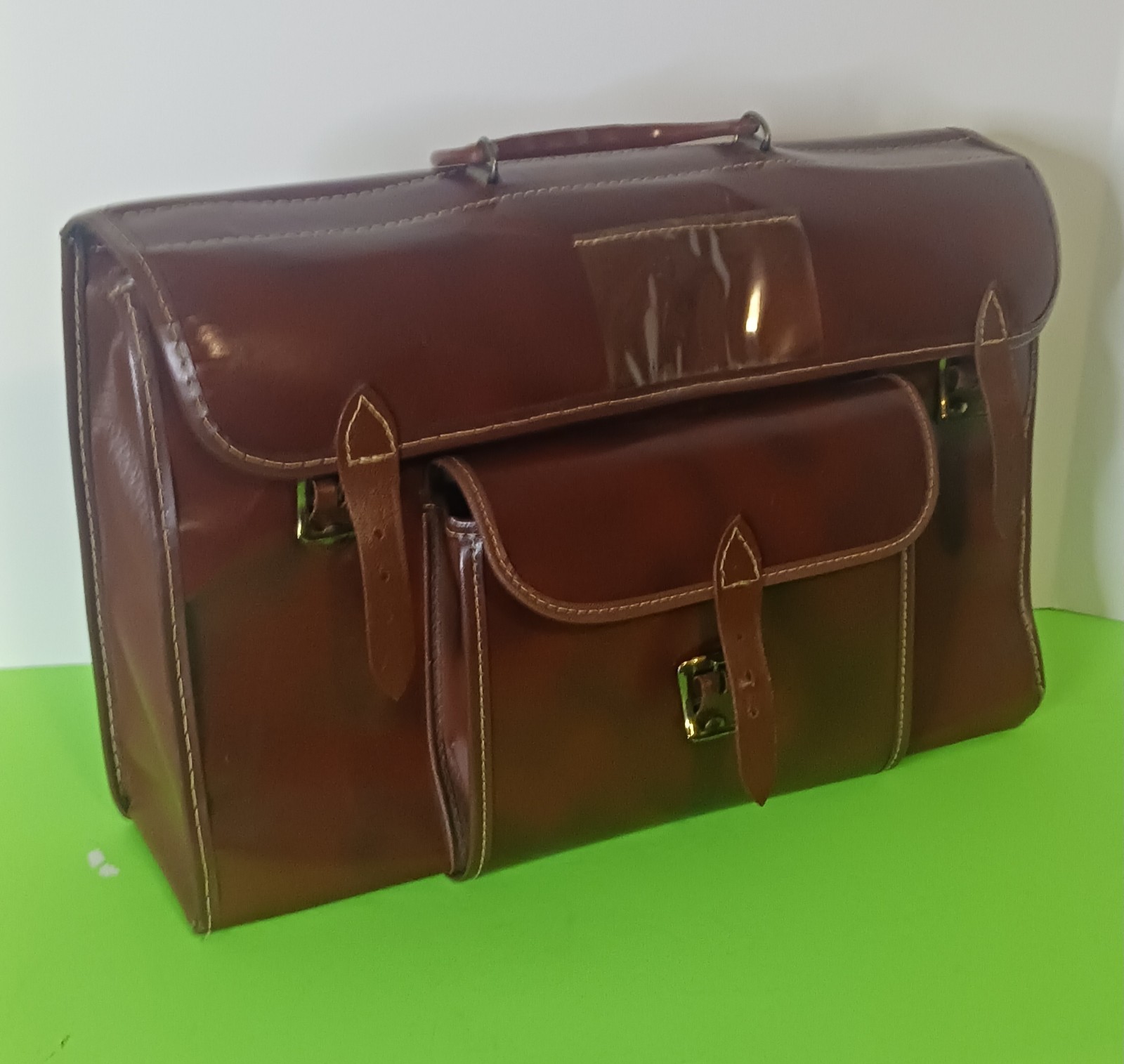 1970s Vintage Vegetable Tan Messenger Briefcase. Excellent Condition