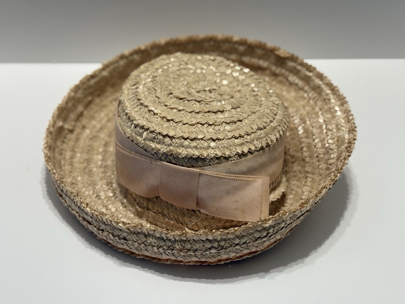 Ladies Pink/Peach Woven Straw Hat With Brim Vintage 1950s-60s Ribbon Accent