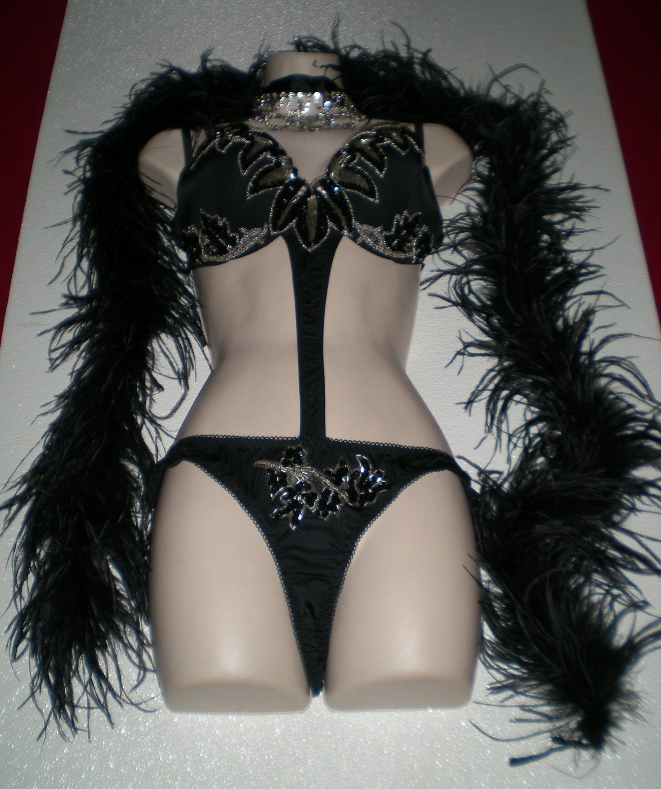 Victoria’s Secret SHOW STOPPER 2014 Crystals Feather Boa Bling Choker RARE!!