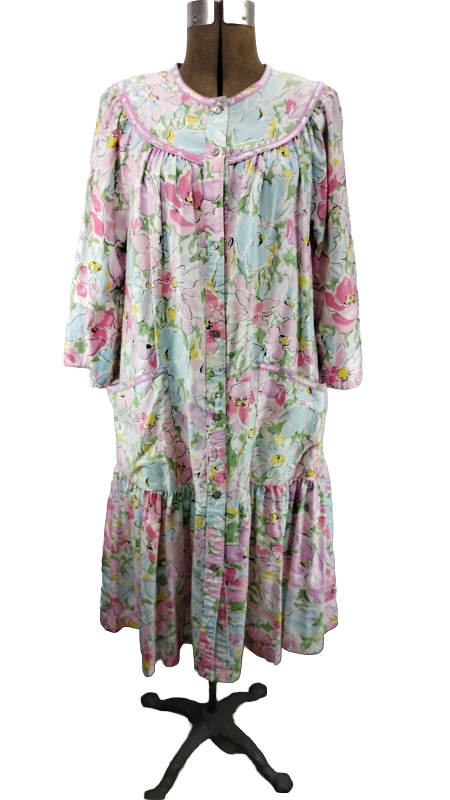 Carriage Court Vintage Dress House, L Bell Sleeve White floral snaps