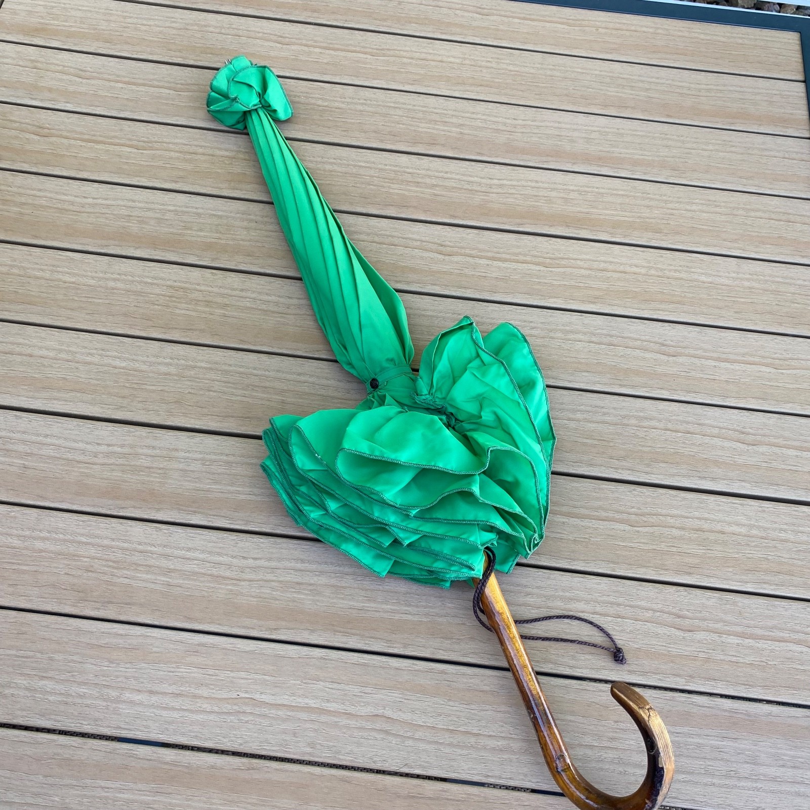 Vintage Polan Katz Green Frilly Ruffle Parasol Wood Hook Handle • Pretty!