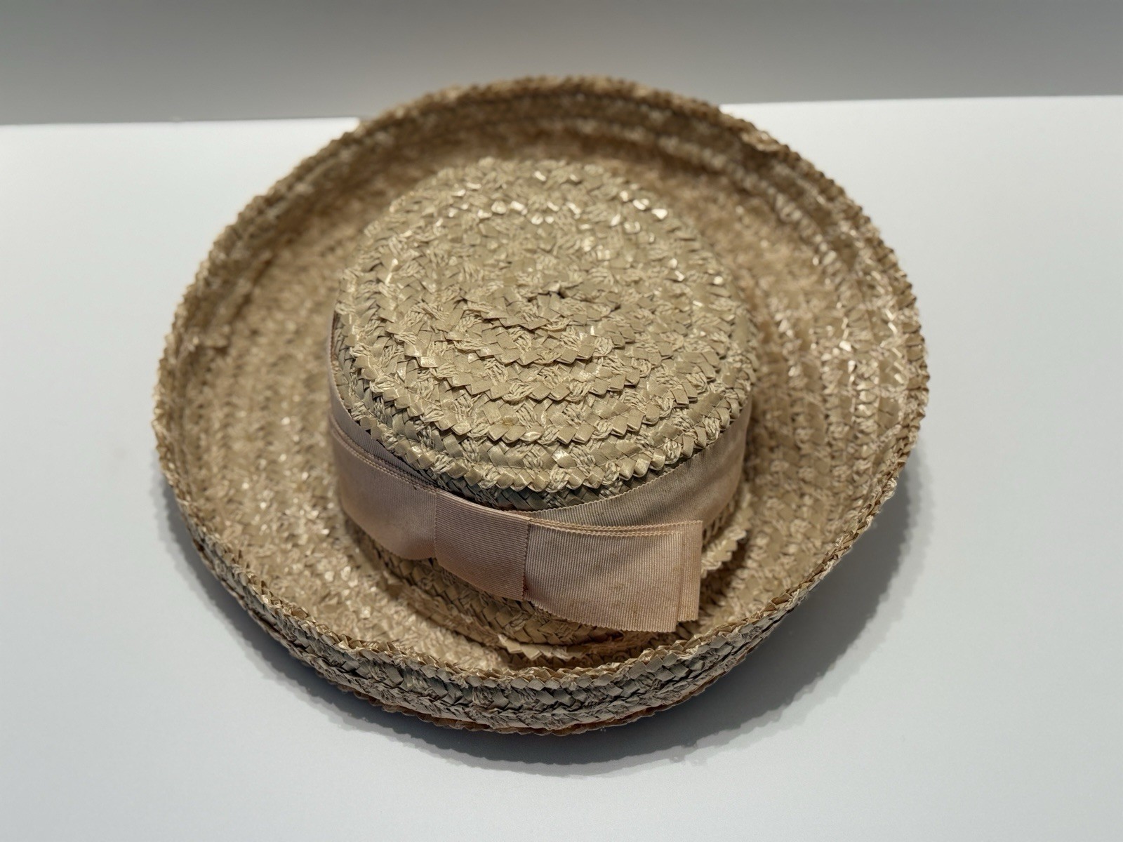 Ladies Pink/Peach Woven Straw Hat With Brim Vintage 1950s-60s Ribbon Accent