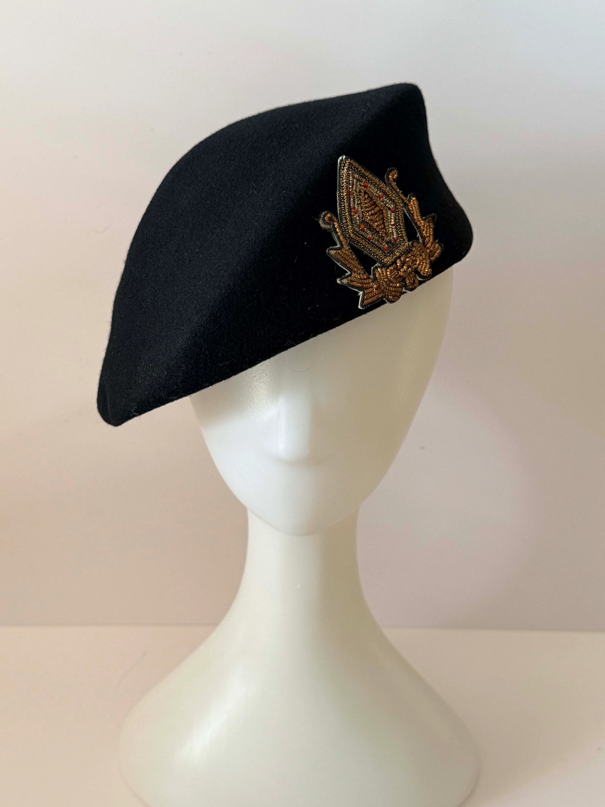 Vintage Black Felt Tilt Beret Hat with Beaded Appliqué – Elegant Mid-Century