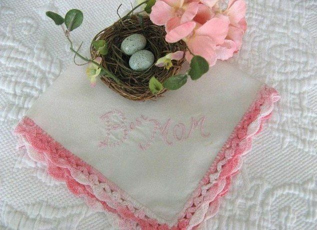 ViNtAgE COTTAGE * Embroidered * BEST MOM * PINK Crochet LACE Mother’s Day HANKY