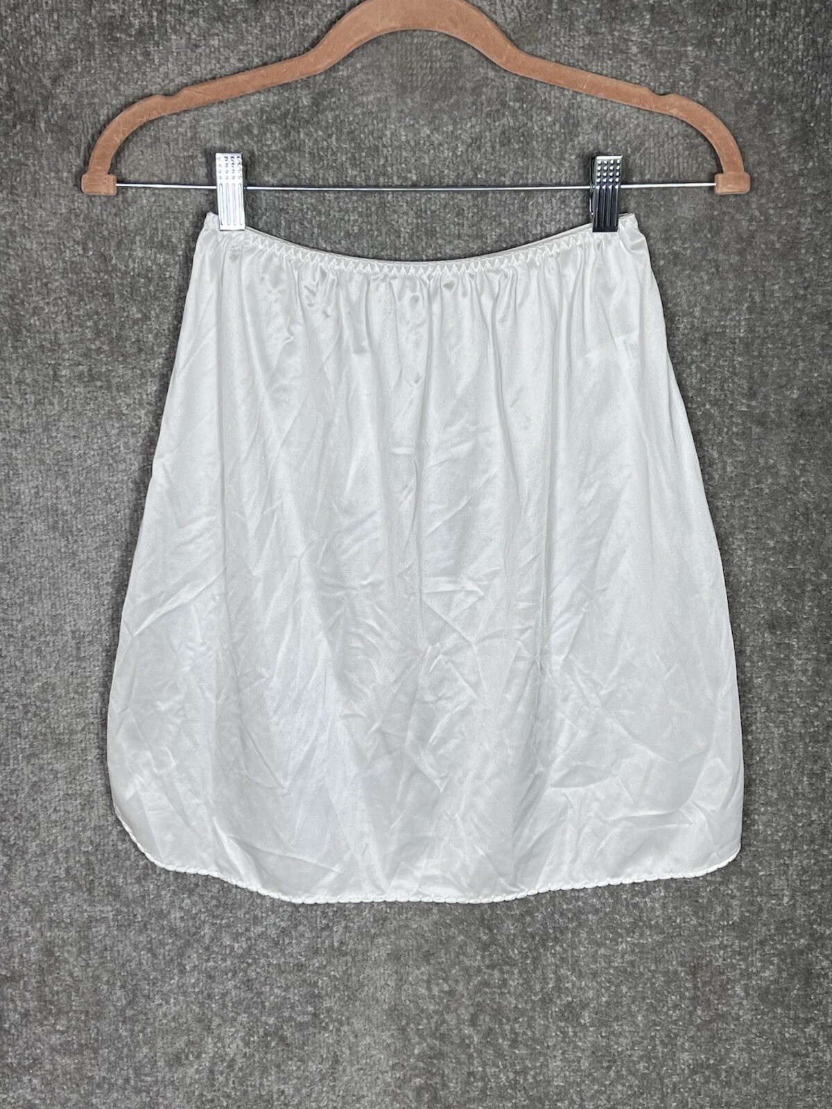 Vintage Vanity Fair Half Slip Womens Size Medium 18″ White Nylon 11-717