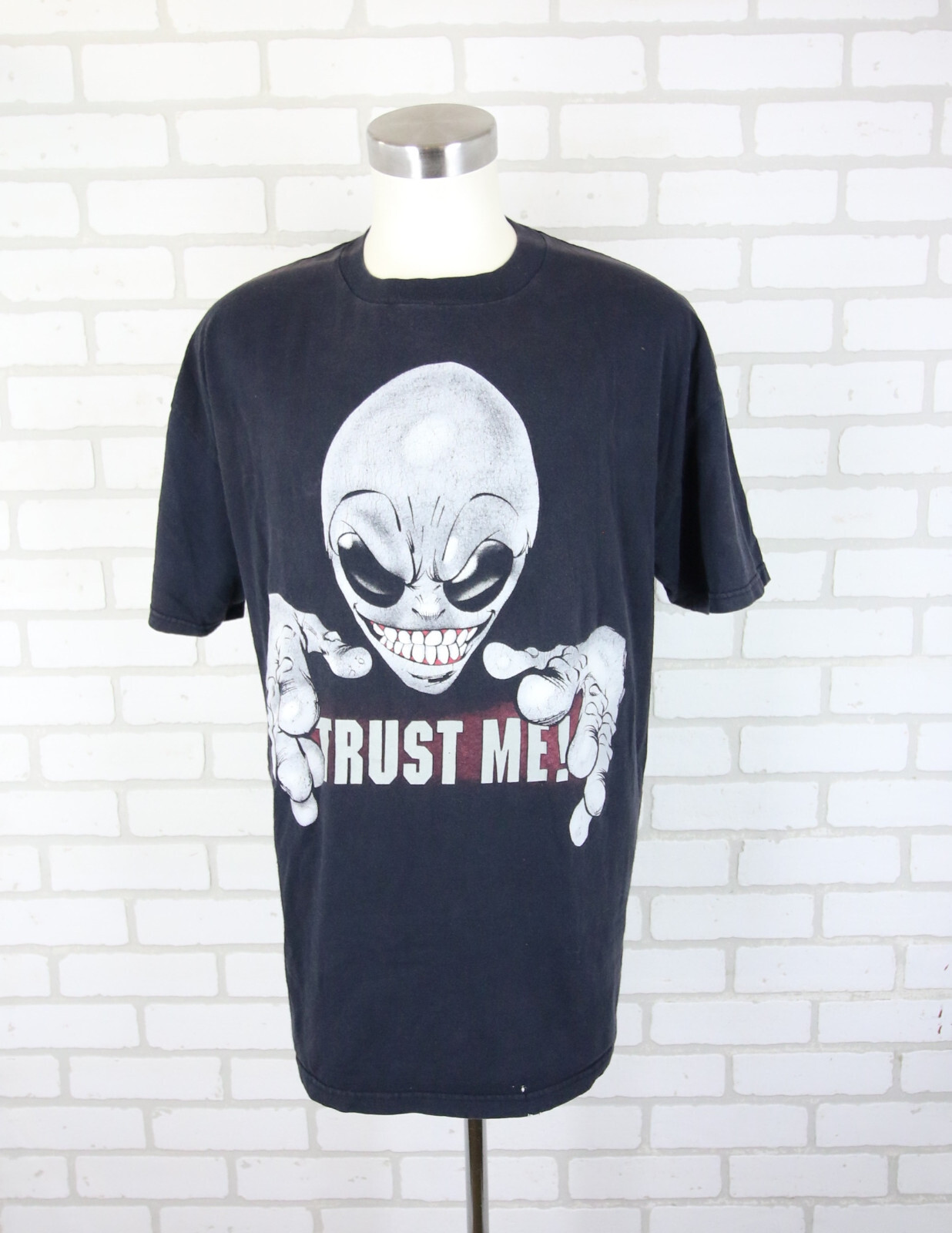 Vintage 90s Space Aliens TRUST ME T-Shirt L UFO AREA 51 Roswell READ Holes Fades