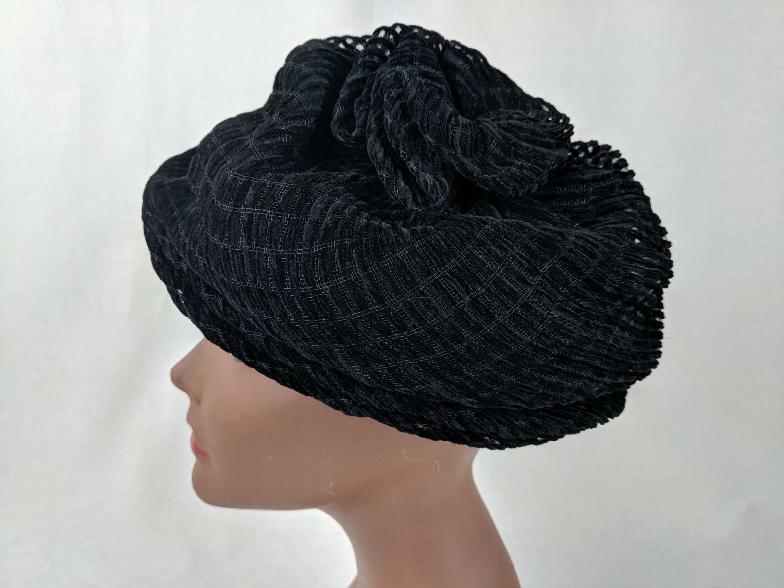 VTG JAN LESLIE CUSTOM DESIGN BLACK VELVETEEN WOVEN HAT WOLF’S DES MOINES, IOWA
