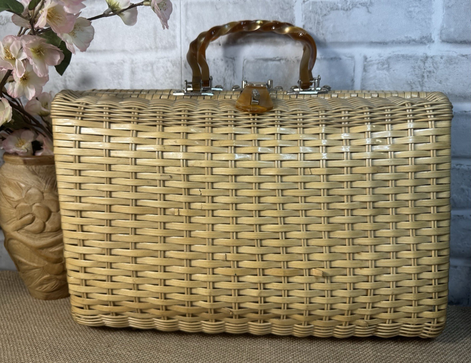 🌺Vintage 1950-60s Water Proofed Wicker Purse W Amber Lucite Handles Mid Century