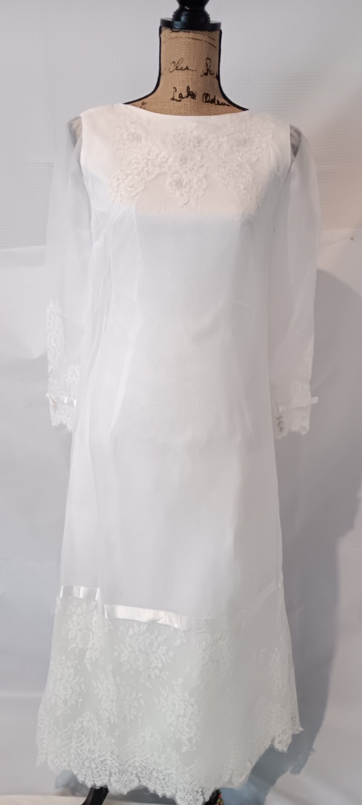 1970s Edwardian style white bridal formal wedding gown shift dress size 8 small