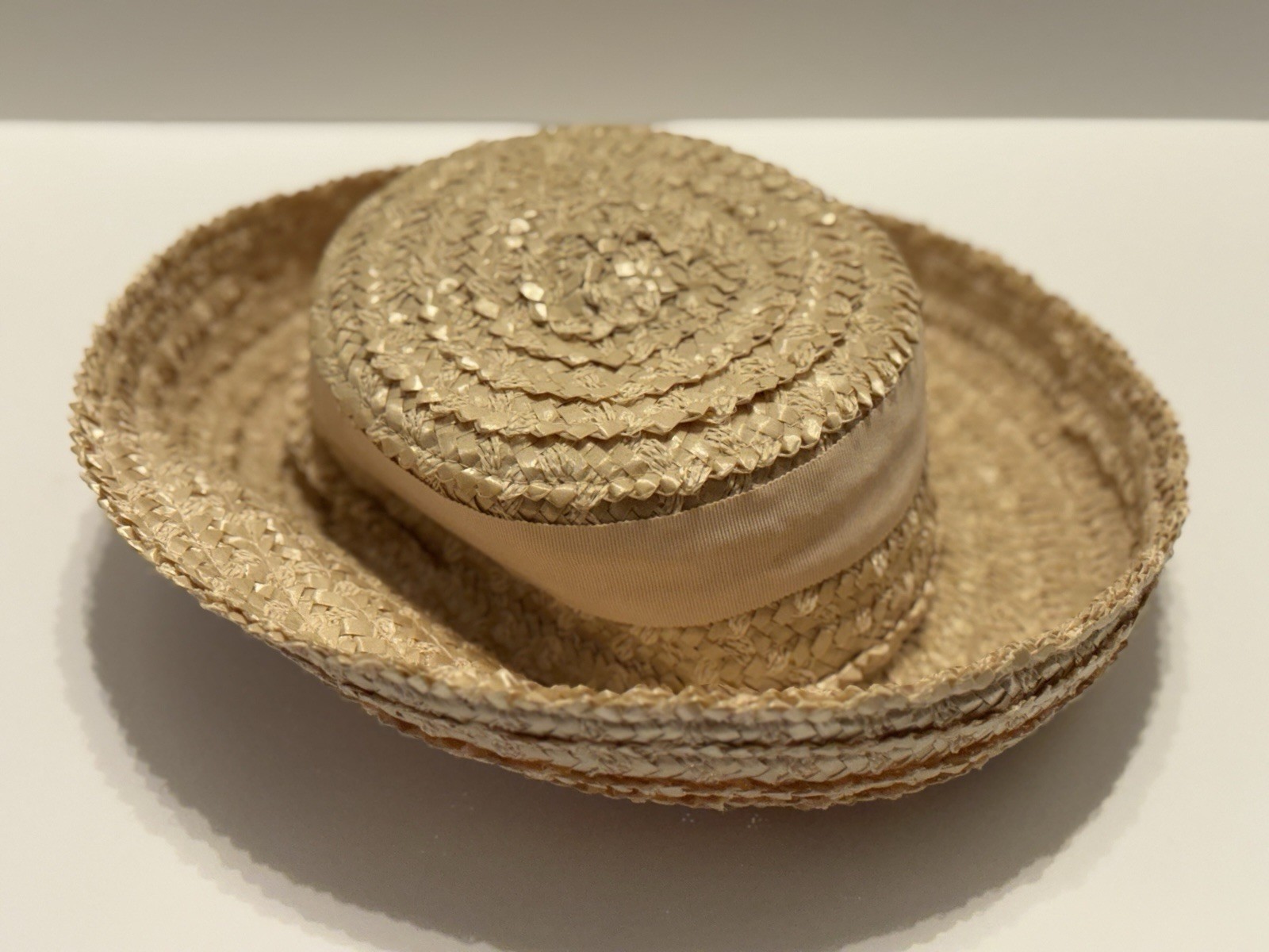 Ladies Pink/Peach Woven Straw Hat With Brim Vintage 1950s-60s Ribbon Accent