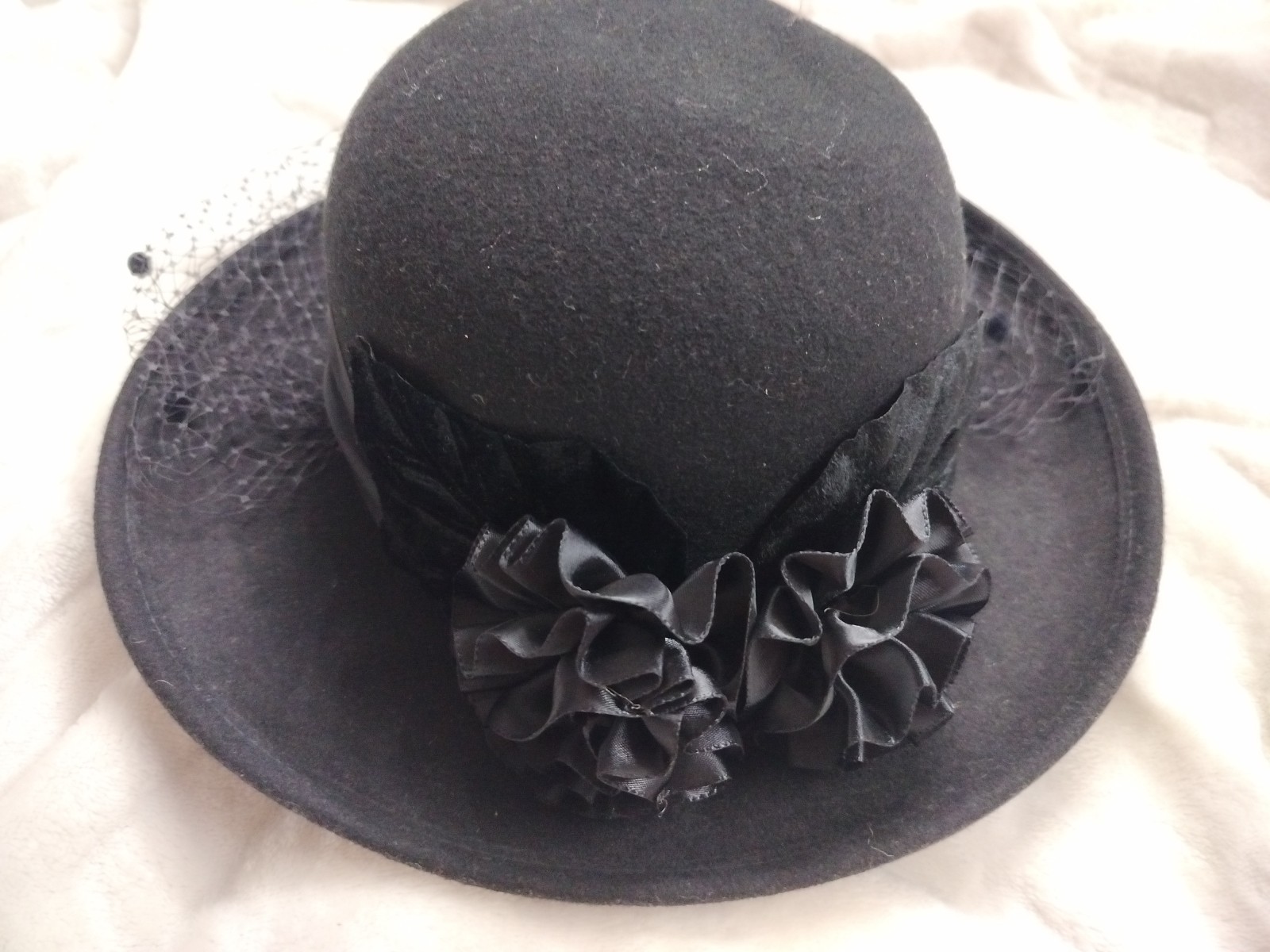 Vintage Black 100% Wool Felted Cloche Hat flower EXCELLENT Condition