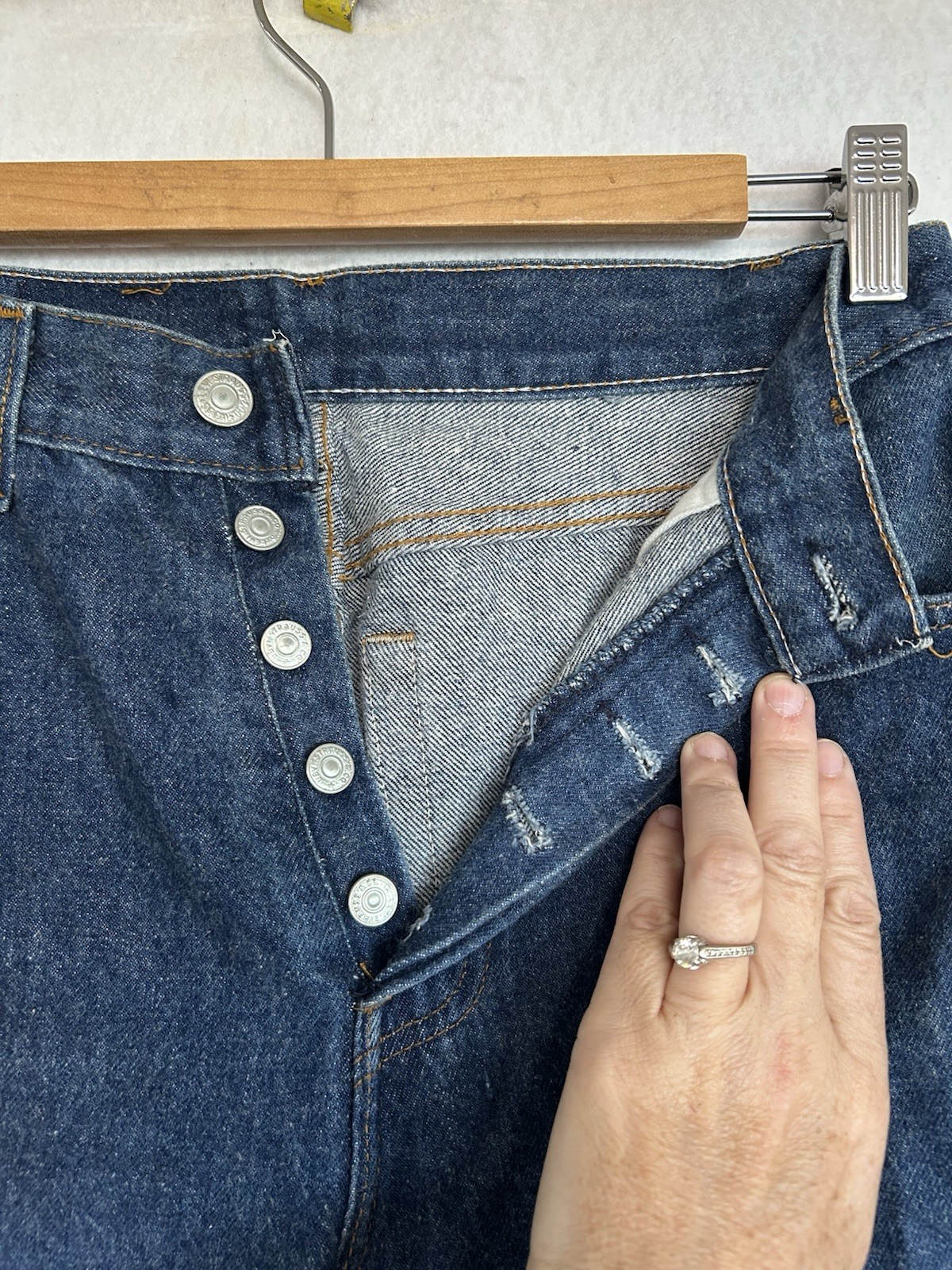 VTG Levis 501 Button Fly Jeans Womens (Fit 26×32) USA 90s Med Wash 18501-0115