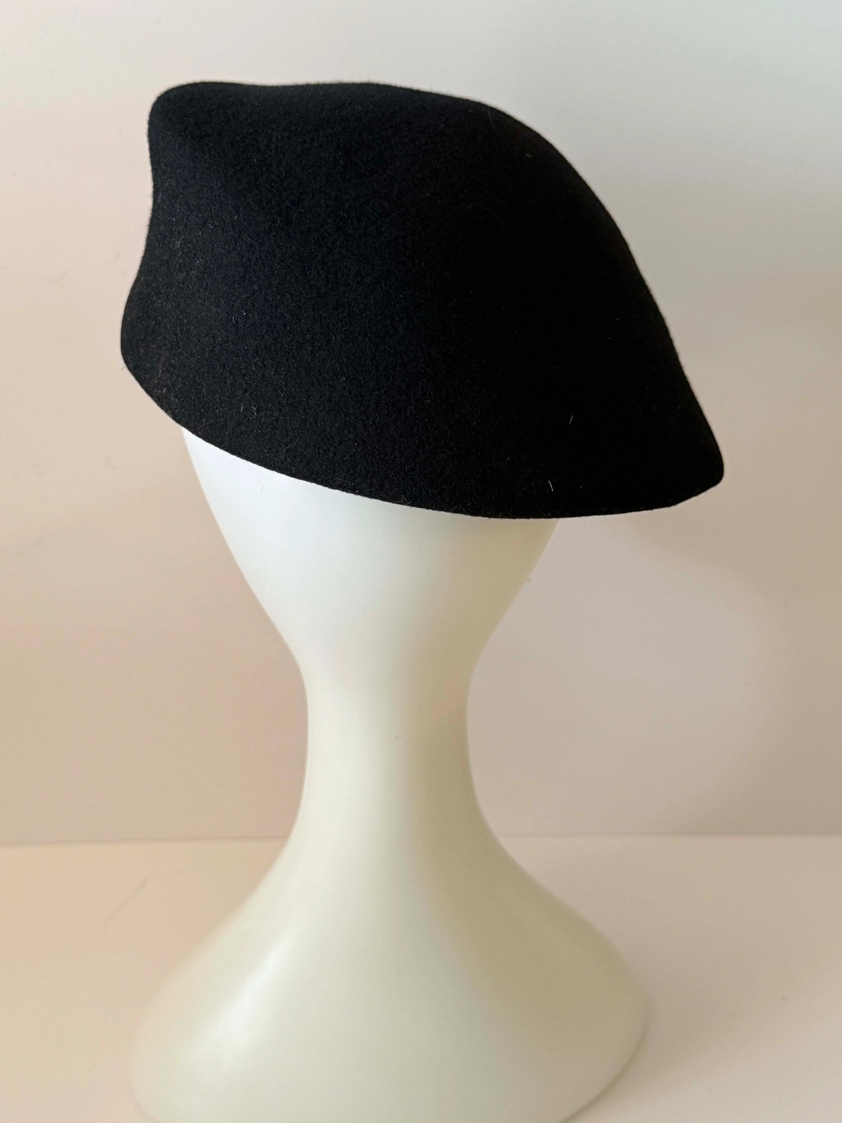 Vintage Black Felt Tilt Beret Hat with Beaded Appliqué – Elegant Mid-Century