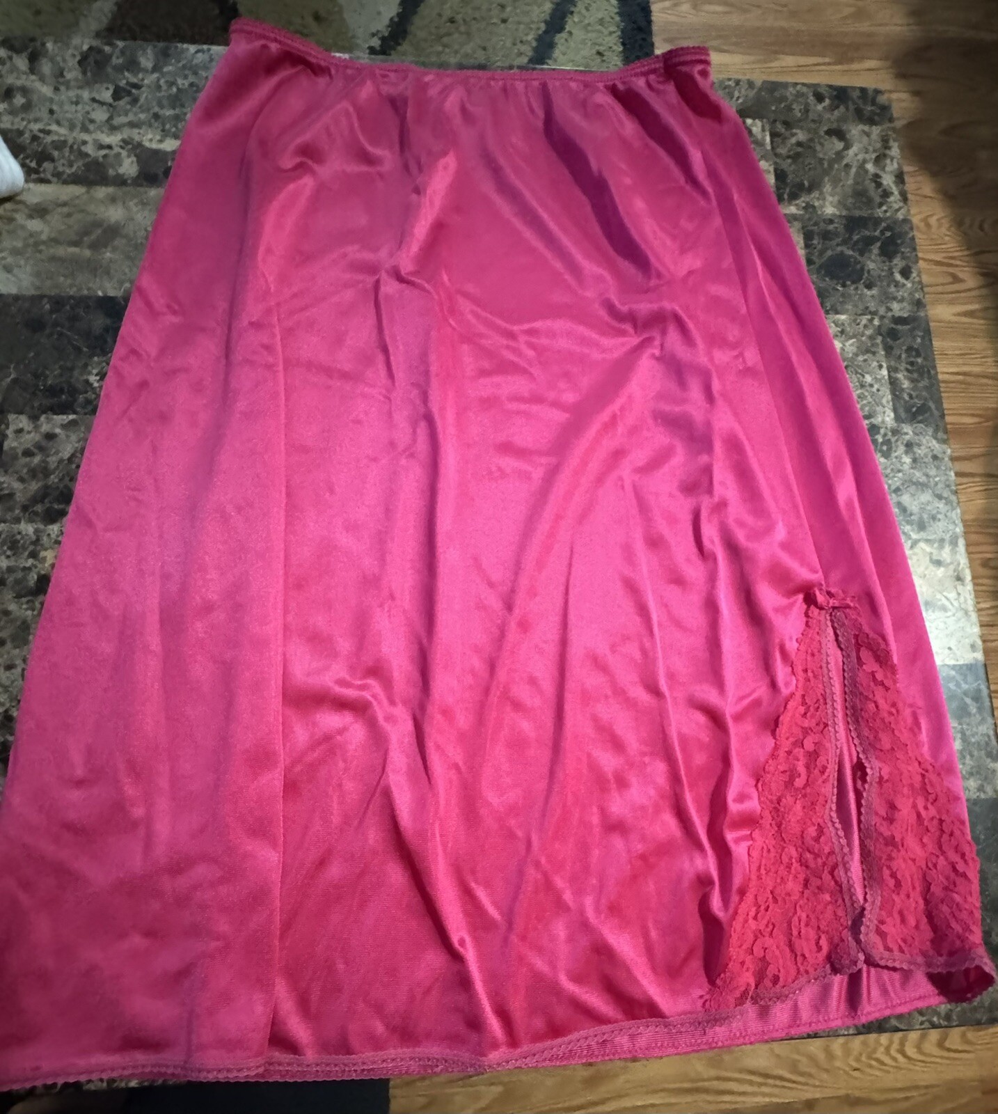 VINTAGE MAIDENFORM SWEET NOTHINGS HALF SLIP! SMALL. DARK PINK