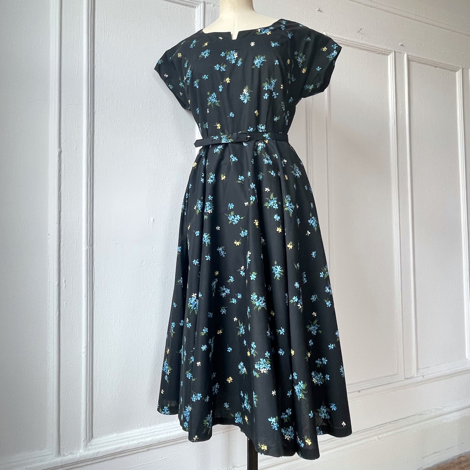 50s Vintage Floral Cotton Dress Full Circle Skirt 32” Waist Sundress Day Dress