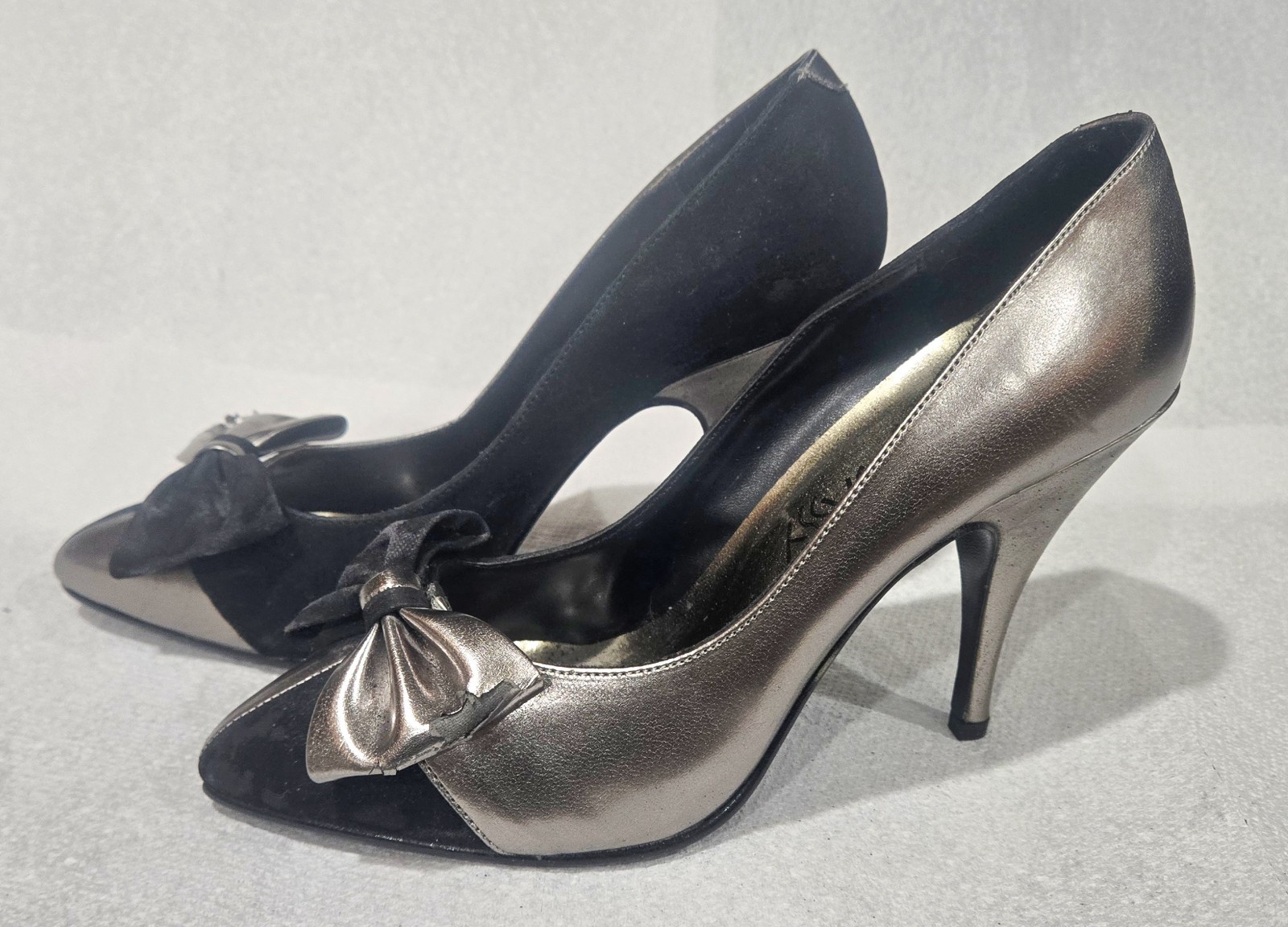 NEW 1980s SHE’S SASSY Black and Silver Color-Block High Heel Pumps w/Bow Size 7