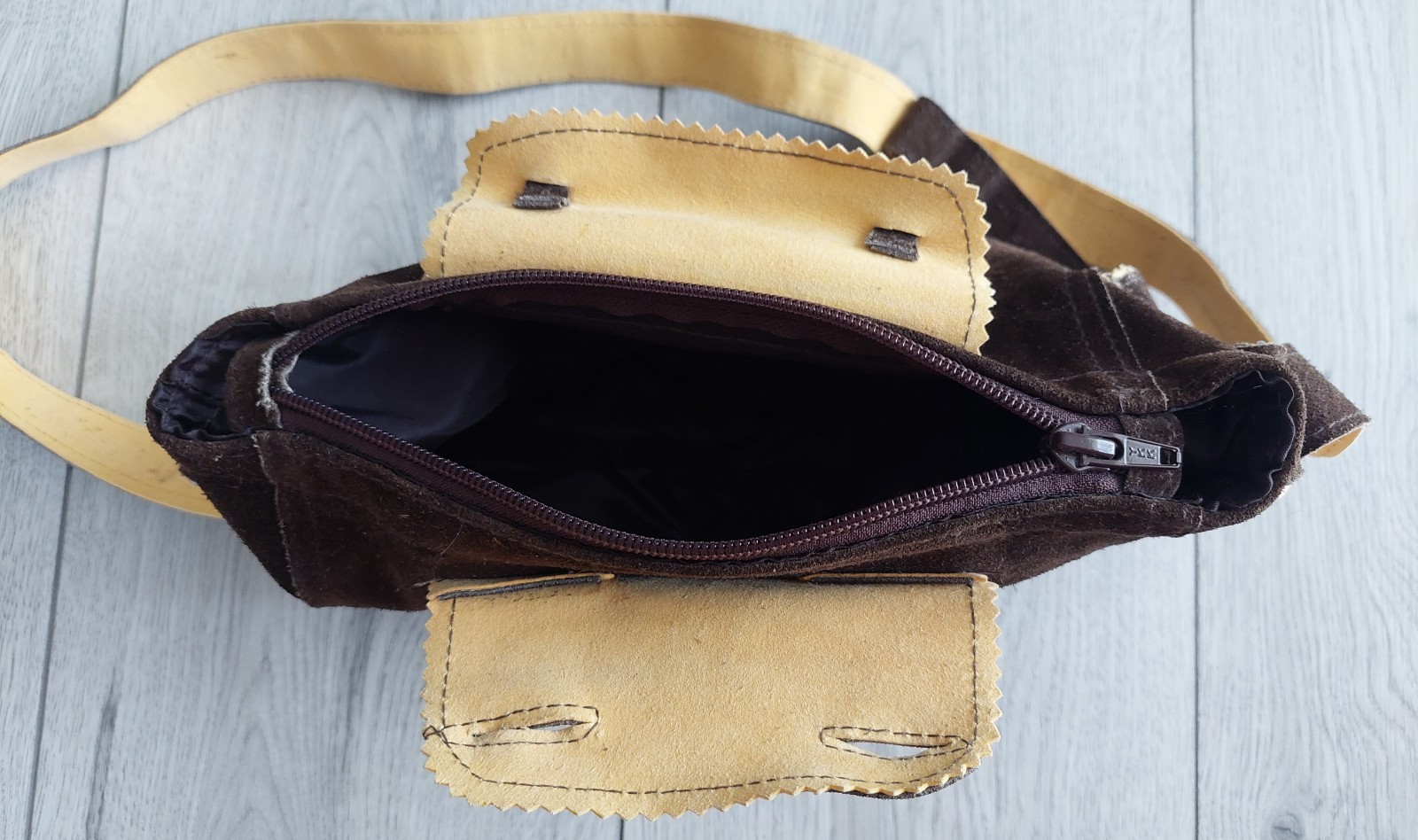 Ethnic Bag Edelweiss Leather, size 26×17 cm/10.2×6.7 in, VTG 1990s used, Germany